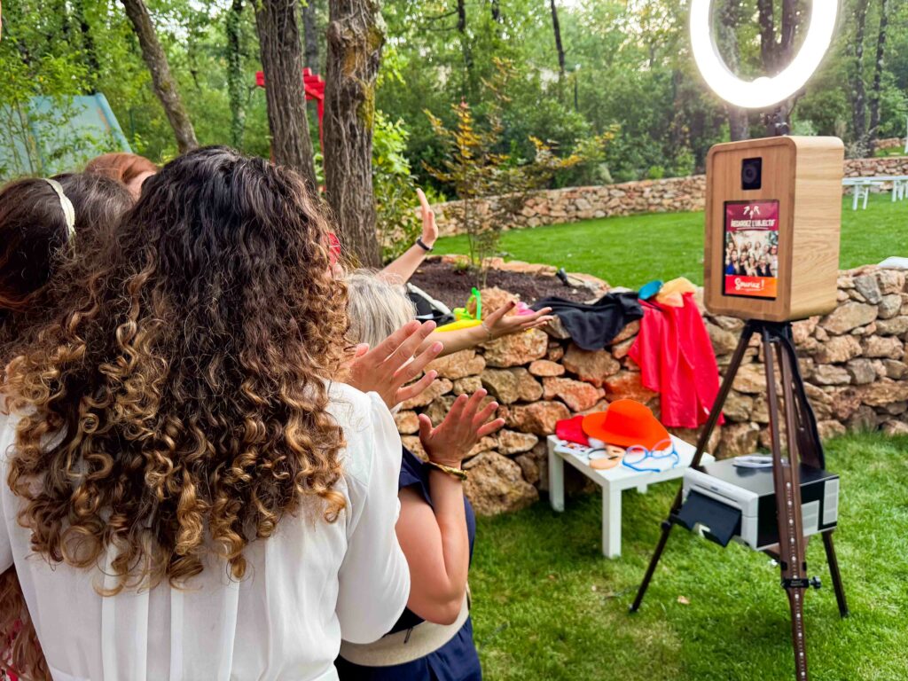Groupe qui s'amuse avec un photobooth alsace (Colmar)