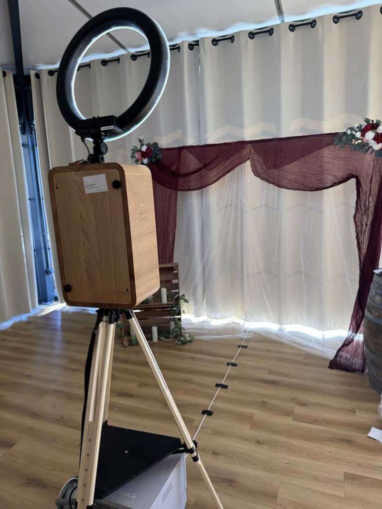 Borne en bois, Photobooth, Mariage orangerie du manoir oberhaslach cannelle et Maxime