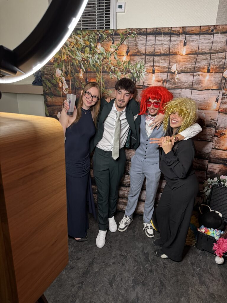 Photobooth, borne en bois et fond champêtre, sur le mariage de Tonya et Alexandre au cigogneaux à Labaroche